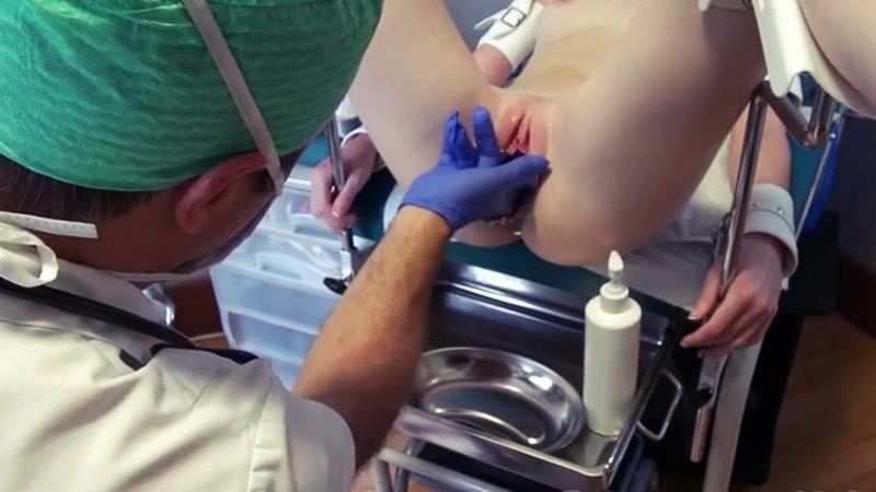 Пока девка сосала член гинеколога, ассистент врача ласкал киску пациентки мощным вибратором