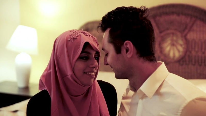 Американец женился на зрелой мусульманке, чтобы сексуальная падчерица жила в его доме