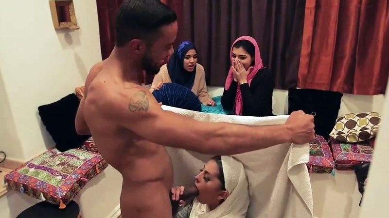 Похотливые арабки пригласили выносливого негра, чтобы устроить жаркое порно с мусульманками