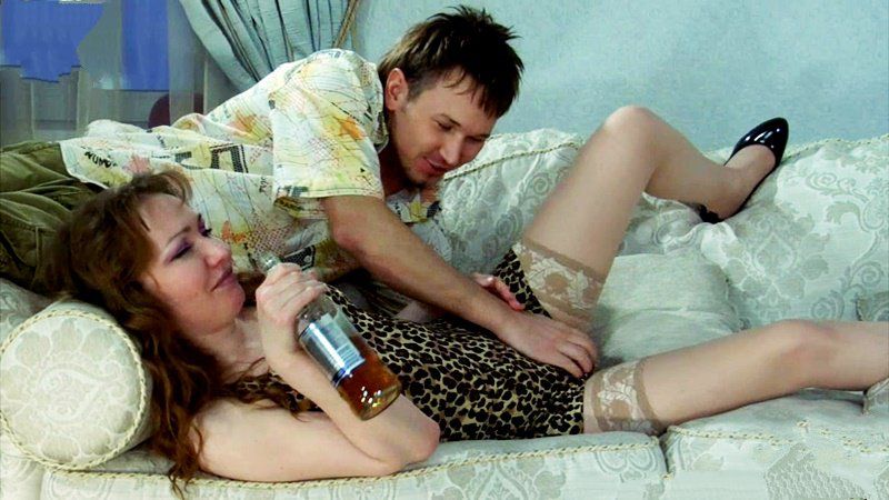 Пьяная русская мамка согласилась на секс с соседом по комнате и приняла сперму самца в ротик