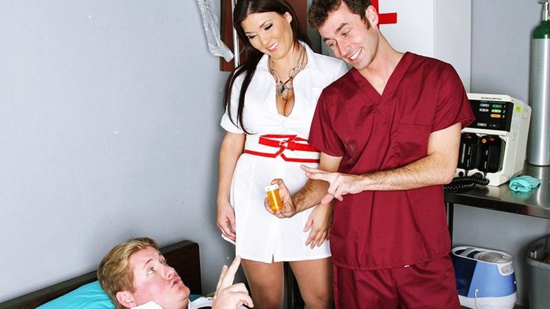 Во время мастурбации медсестра отключилась и классно потрахалась с сексуальным доктором во сне