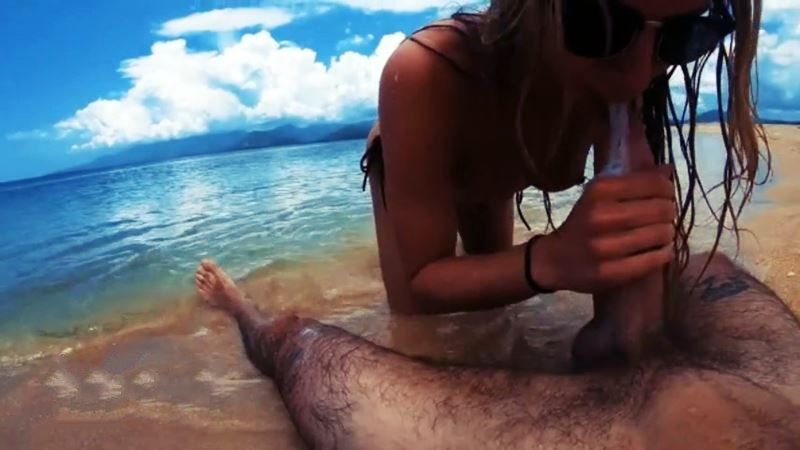 Сексуальная девка сосет член состоятельного ухажера на пляже, ведь за красивую жизнь нужно платить