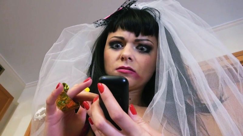 Отмена свадьбы не была плохим поводом, ведь развратная порно невеста понимала, что теперь сможет трахаться с другими мужиками сколько захочет